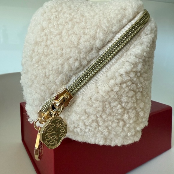 ✨SHISEIDO ✨makeup bag
- spacious
- many pockets for organization - Picture 6 of 7